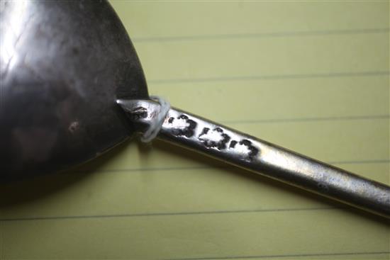 A mid 17th century apostle spoon, 18.1cm.